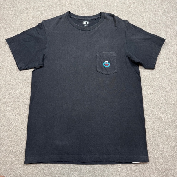 Uniqlo x Kaws x Sesame Street T Shirt Men's Size M Black Pocket Tee - Picture 1 of 7